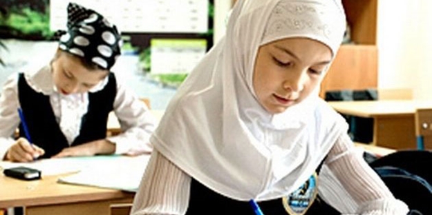 Müslüman çocuğa akıl almaz gözaltı!