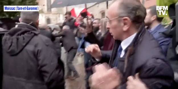 Müslüman düşmanı Eric Zemmour'un kafasında yumurta kırdılar