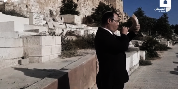 Müslüman düşmanlığından ne yapacaklarını şaşırdılar! Siyonist vekil mezarlıktan bakın ne çaldı