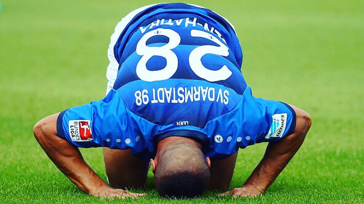 Müslüman futbolcuyu terörist diye kovdular!