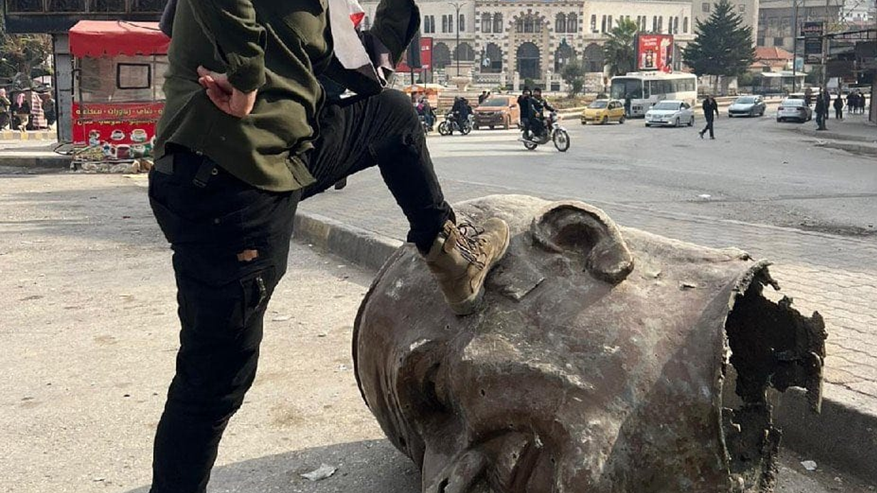 Müslüman Halk İngilizlerin atadığı "Suriye Valisi'nin" putlarını deviriyor!