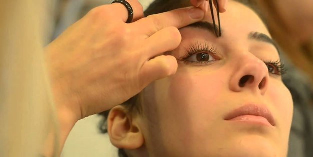 Müslüman hanımların kaş aldırması caiz midir?