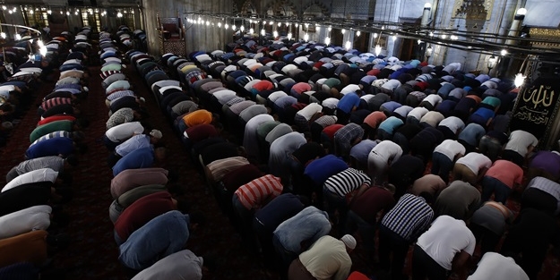 Müslüman işçileri namaz sebebiyle kovdular!