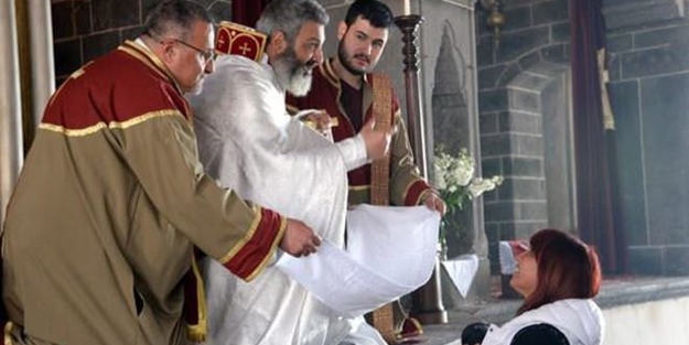 Müslüman kadın kutsanmak istedi