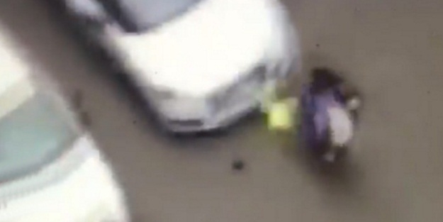 Müslüman kadının üzerine araba sürdüler