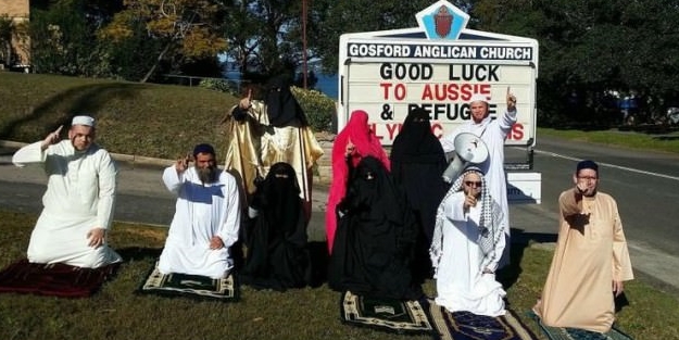 Müslüman kılığına girip kiliseye saldırdılar!