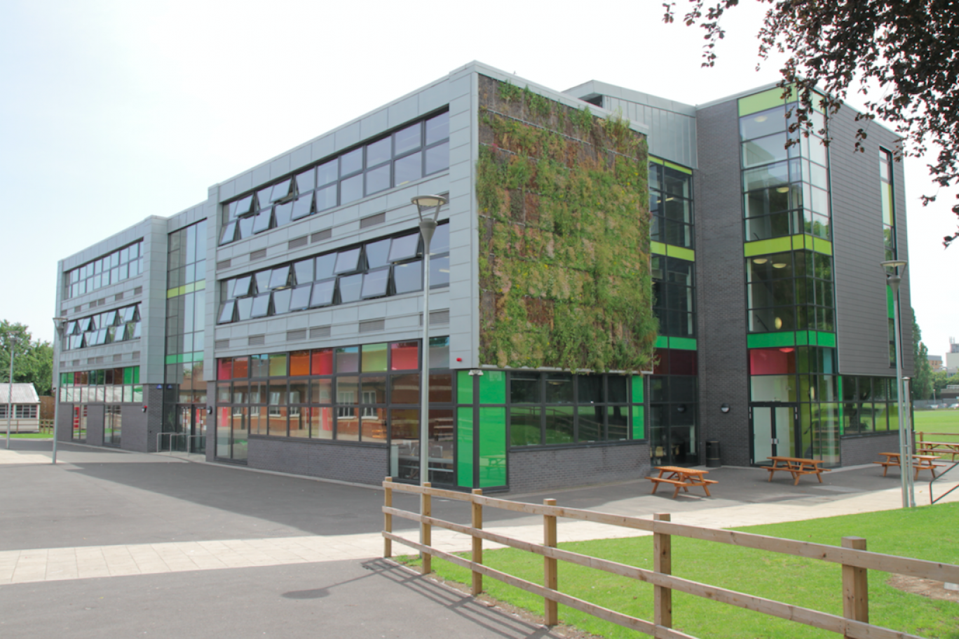 Müslüman kızı tehdit eden okuldan geri adım