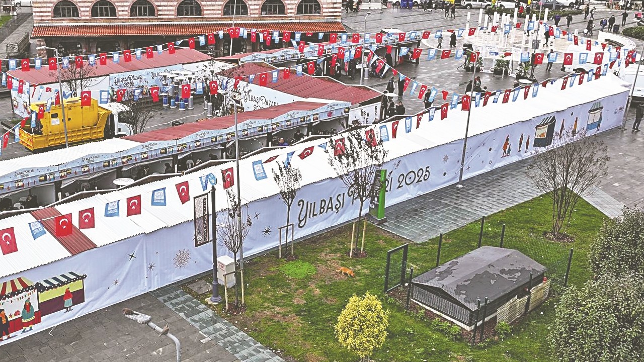 Müslüman mahallesinde salyangoz satıyorlar! Üsküdar'ın göbeğine noel pazarı