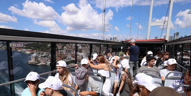 Müslüman mülteci düşmanı iki yüzlü laiklerin sarı saçlı mavi gözlü aşkı!