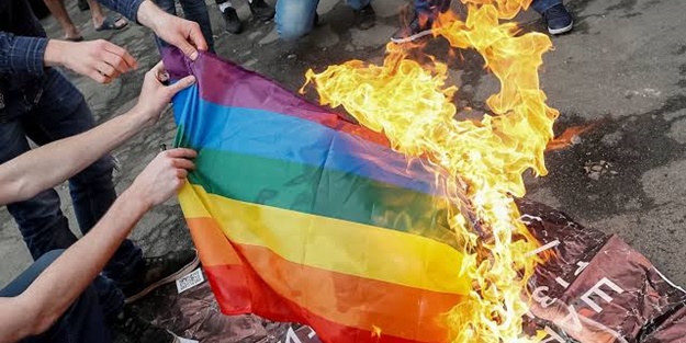 Müslüman öğrenciler okul idaresinin LGBT dayatmasına meydan okudu!