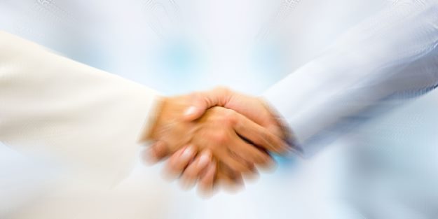 Müslüman öğrencilere ‘tokalaşma zorunluluğu’