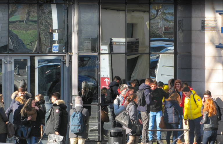 Müslüman öğrenciye “Dinini değiştir” baskısı