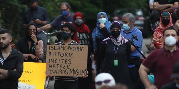 Müslüman öğretmene yapılan ters tepti! 'Laiklik Yasası'na destek yok