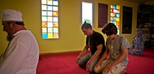 Müslüman olan adam Romanya'daki köyüne cami yaptırdı