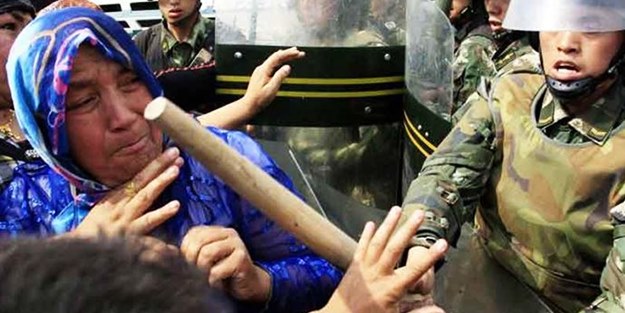 Müslüman Türk’e Çin zulmü artarak sürüyor: Kelime-i Tevhid ve Kur’an ayetini paspas yaptılar