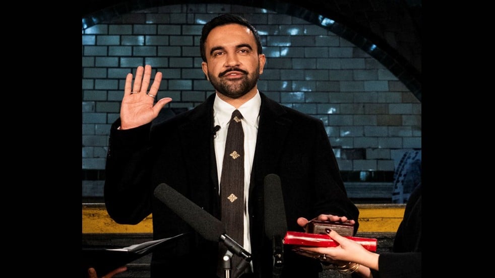 Müslüman Türkiye'de olsa Batı yalakası laikçiler tepinirdi! ABD’de Kur’an-I Kerim ile yemin töreni