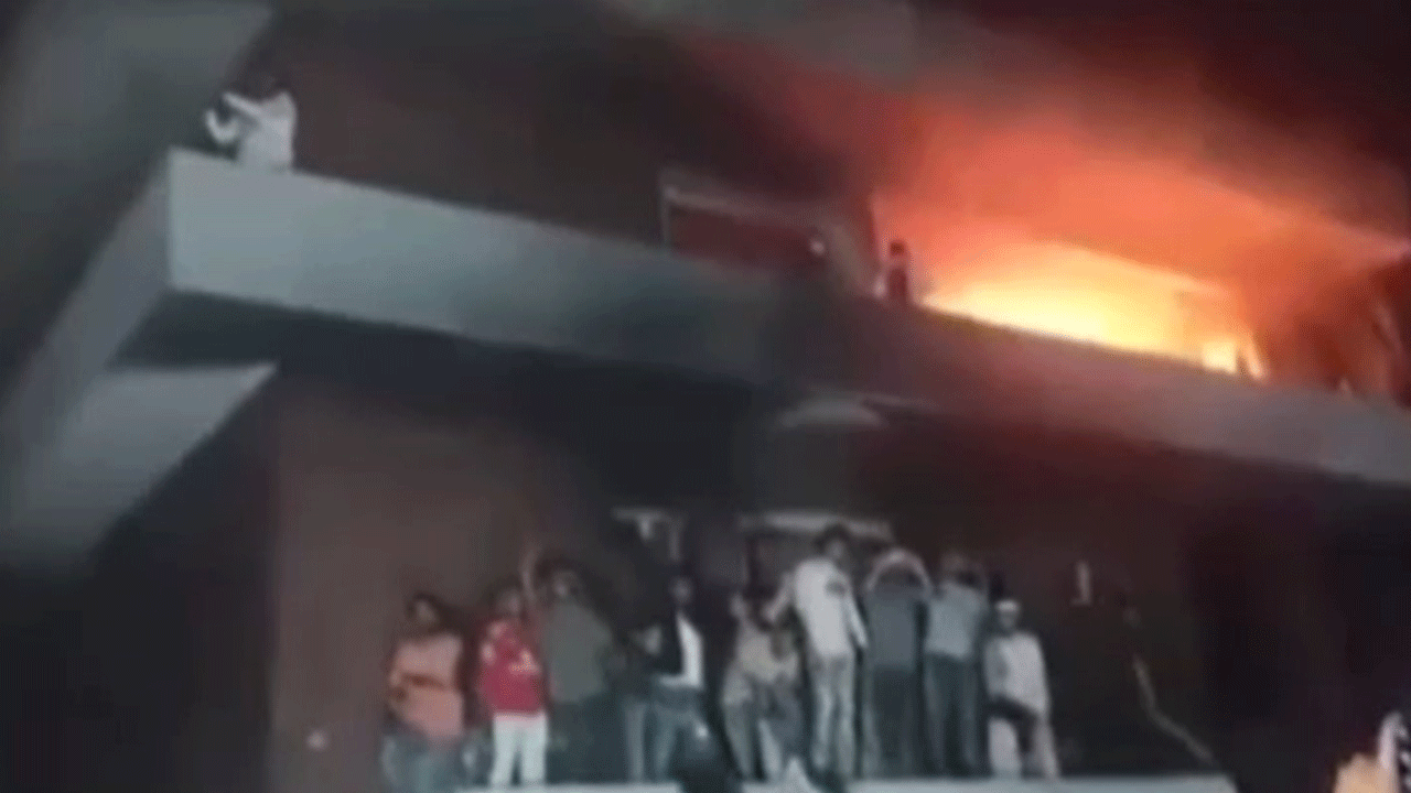 Müslüman ülke zor durumda : Başkanın evini ateşe verdiler!