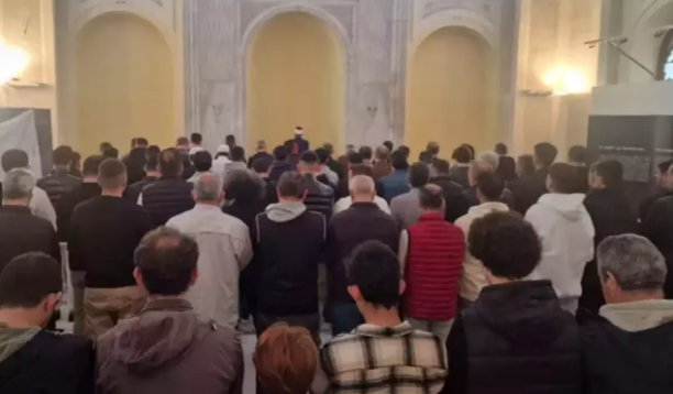 Müslümanlar akın etti! 100 yıl sonra ilk bayram namazı