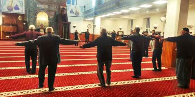 Müslümanlar camide spor yaptı, beynamazlar rahatsız oldu
