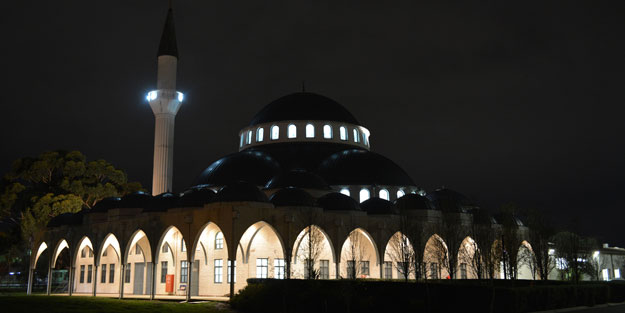 Müslümanlar camilere akın etti