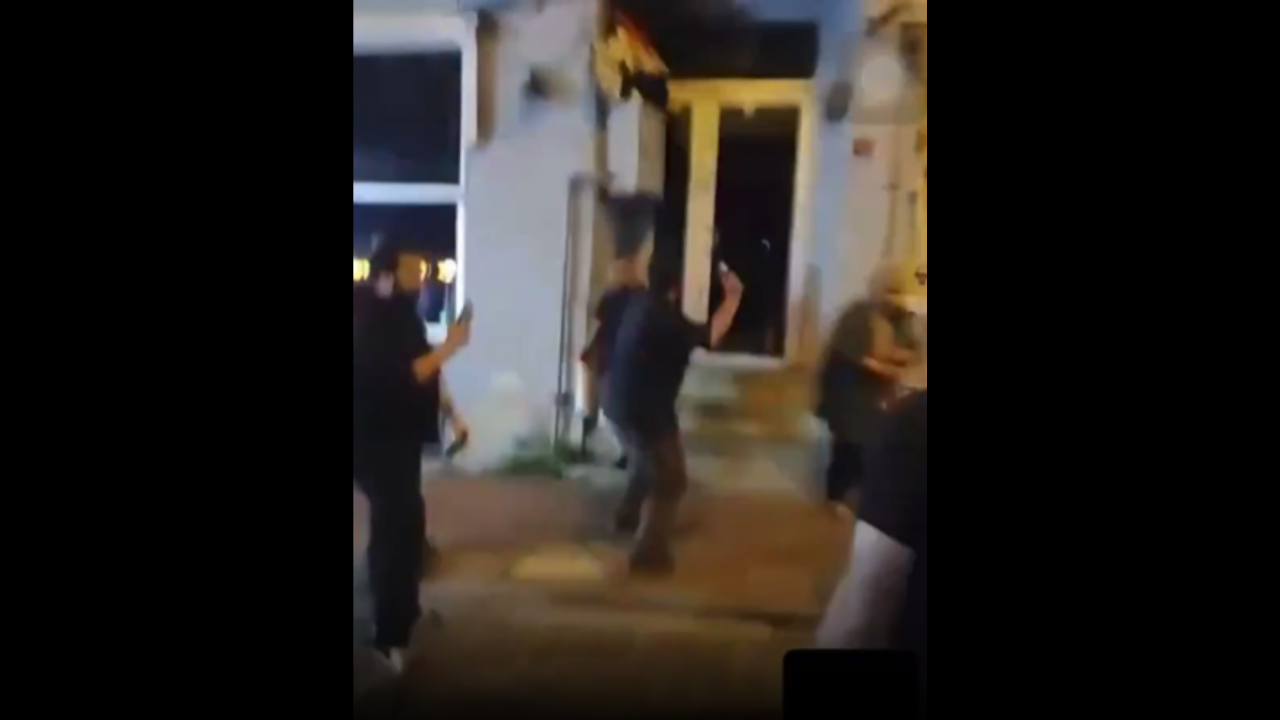 Müslümanlar gençlerden ahlaksız karikatür yayınlayan Leman'a tepki