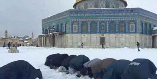 Müslümanlar karla kaplı Mescid-i Aksa'da namaz kıldı