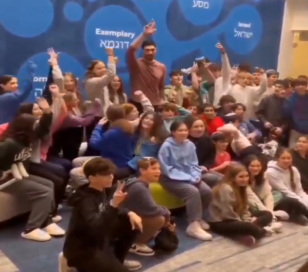 Müslümanlar Katledilirken Onlar İsrail'in Yanında: FETÖ'cü Enes Kanter'den Siyonist Okula "Moral" Ziyareti!