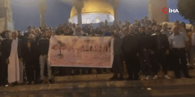 Müslümanlar Mescid-i Aksa’ya akın etti