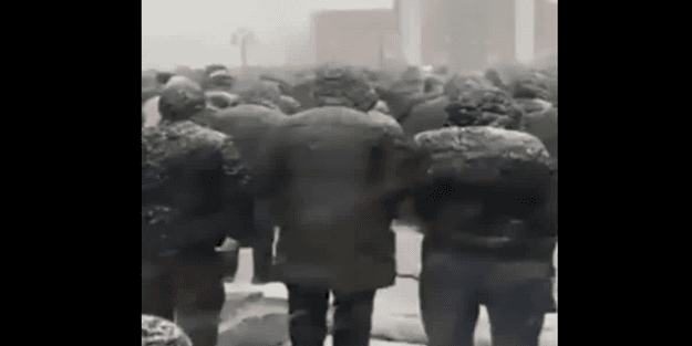 Müslümanlar Moskova'da kar fırtınasına rağmen cuma namazını eda etti