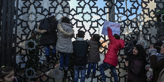 Müslümanlar pankartlarla oraya yürüyor