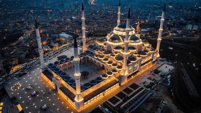 Müslümanlar sabah namazında Çamlıca Camii'nde buluşuyor