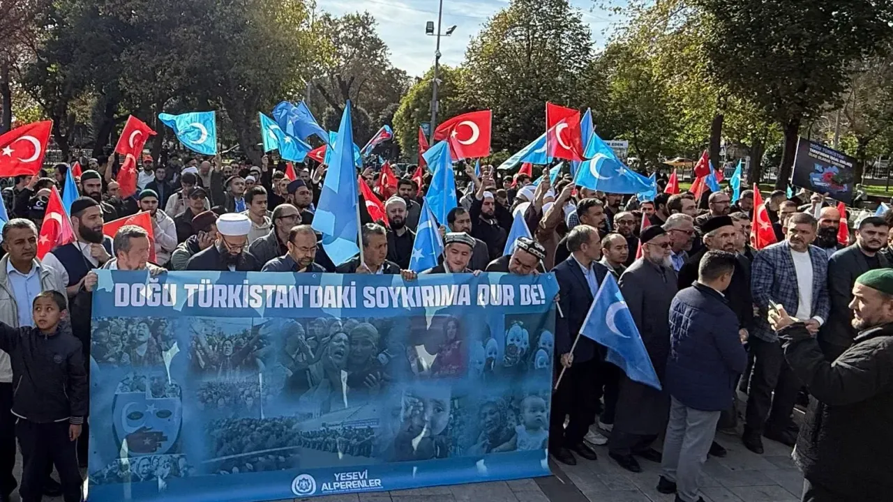 Müslümanlar Saraçhane'de Doğu Türkistan için toplandı