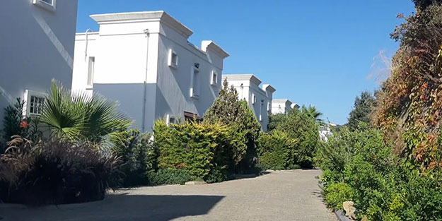 Müslümanlara çektirdikleri eziyet yanlarına kar kalıyor! 28 Şubatçılar Bodrum’daki villalarında keyif sürüyor!