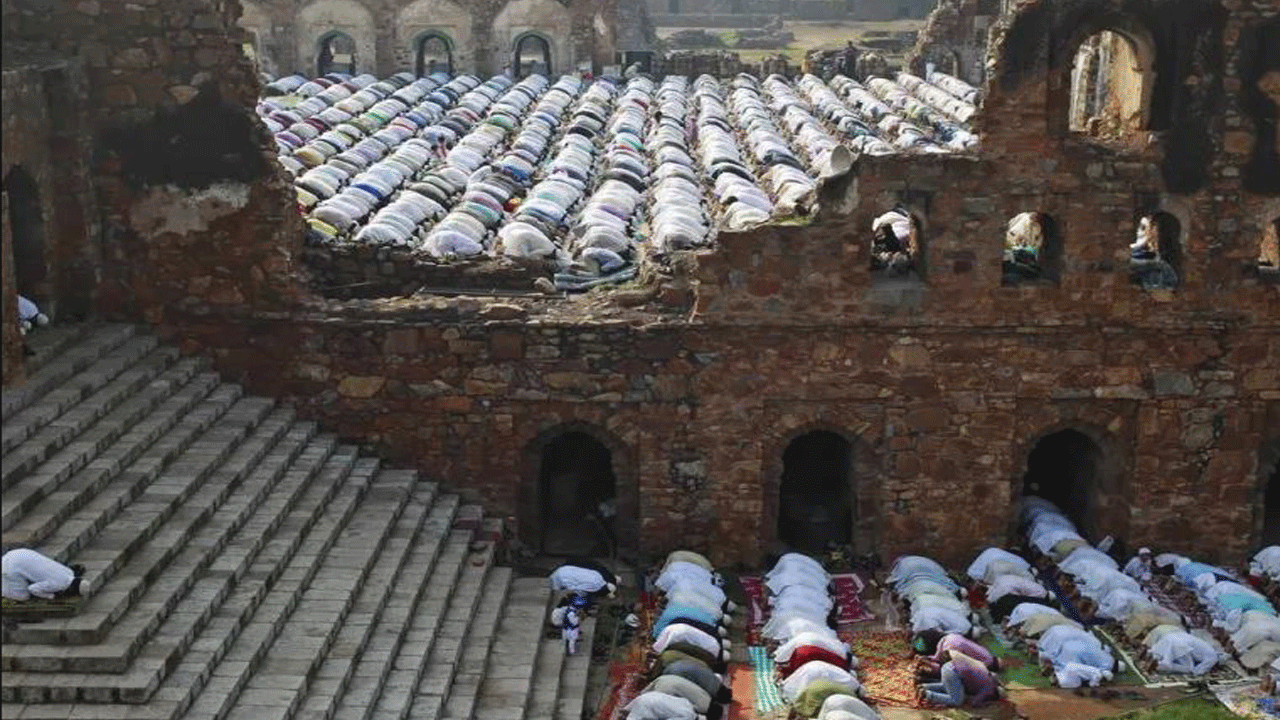 Müslümanlara namazı yasaklayan ülke karıştı!