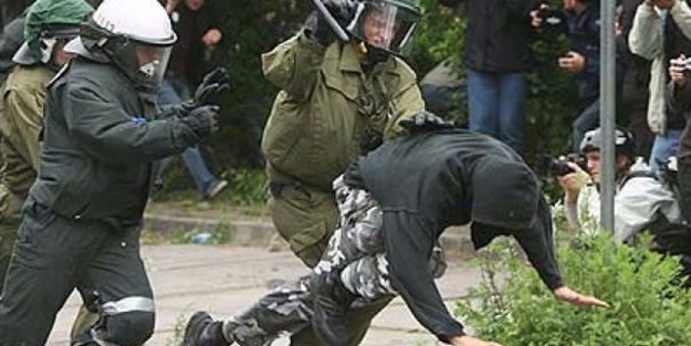 Müslümanlara polis şiddeti