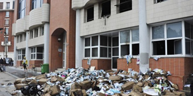 Peygamber Efendimiz'e hakaret eden dergiye saldırı: 12 ölü