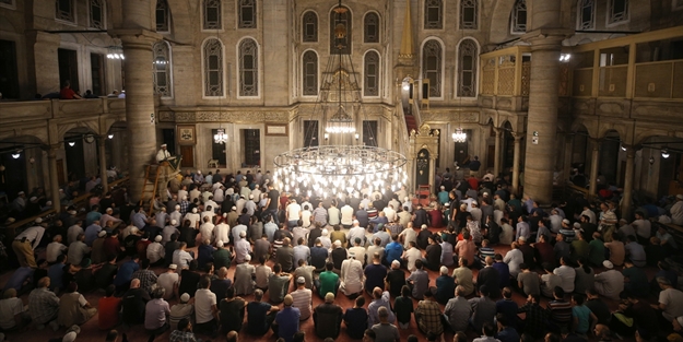 Müslümanların buruk heyecanı! Son teravih namazı kılındı