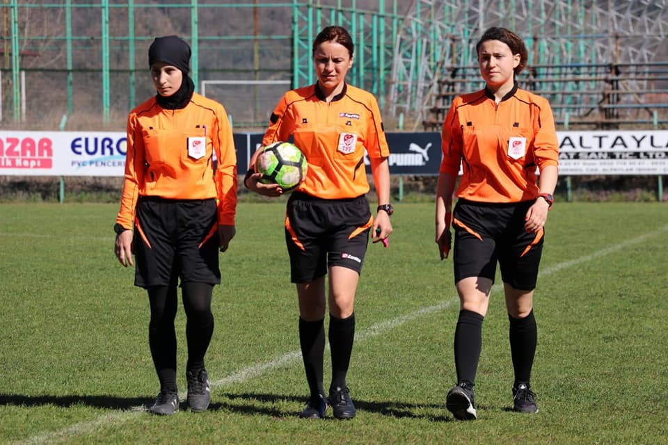 Müslümanlığı seçen Moldovalı Natalia hafta içi öğretmenlik hafta sonu yeşil sahalarda hakemlik yapıyor 