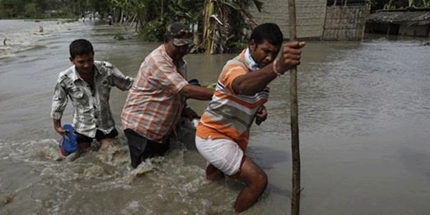 Muson yağmurları can aldı: 81 ölü