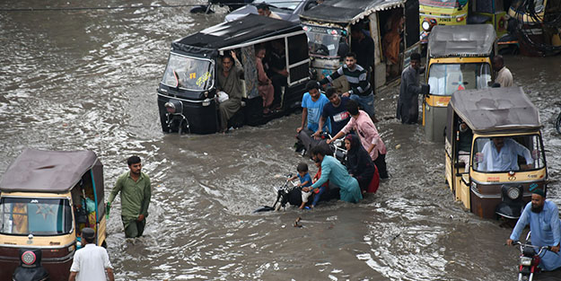 Muson yağmurları hayatı felç etti! Araçlar suya gömüldü