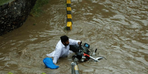 Muson yağmurları nedeniyle ölenlerin sayısı 298'e yükseldi