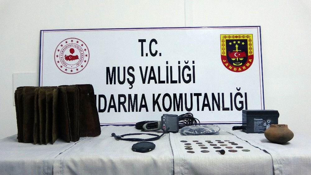 Muş’ta 1 milyon 250 bin dolar değer biçilen Tevrat ele geçirildi 