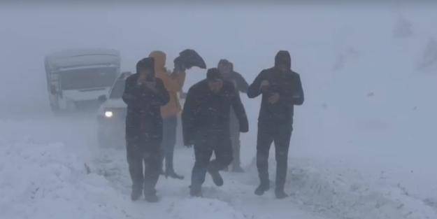 Muş’ta 15’i öğrenci, 50 kişi karda mahsur kaldı
