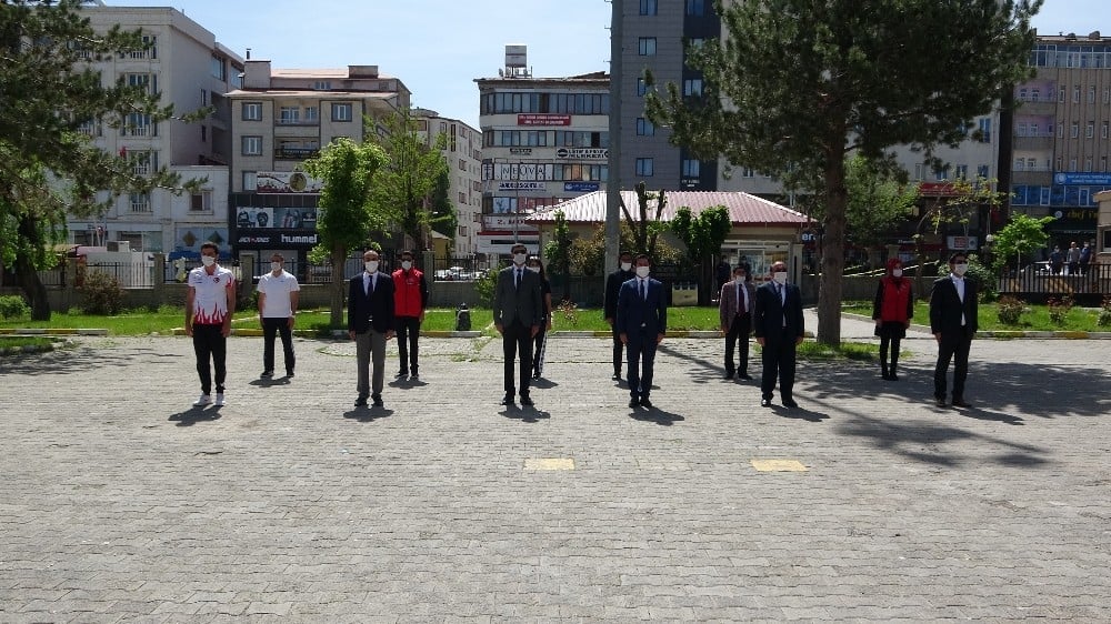 Muş’ta 19 Mayıs sosyal mesafeli kutlandı 