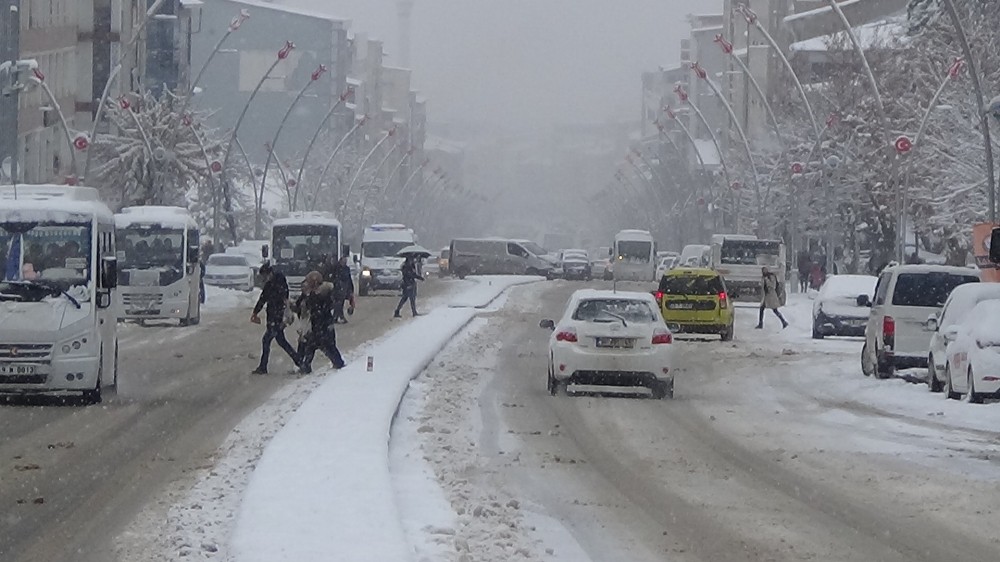Muş’ta 80 köy yolu ulaşıma kapandı 