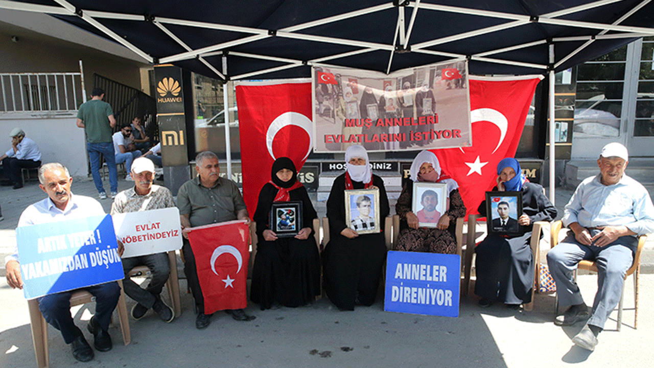 Muş’ta ailelerin isyanı! PKK’ya tepki DEM Parti binası önünde büyüyor