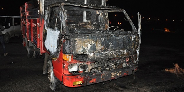 Muş'ta araç kundaklandı