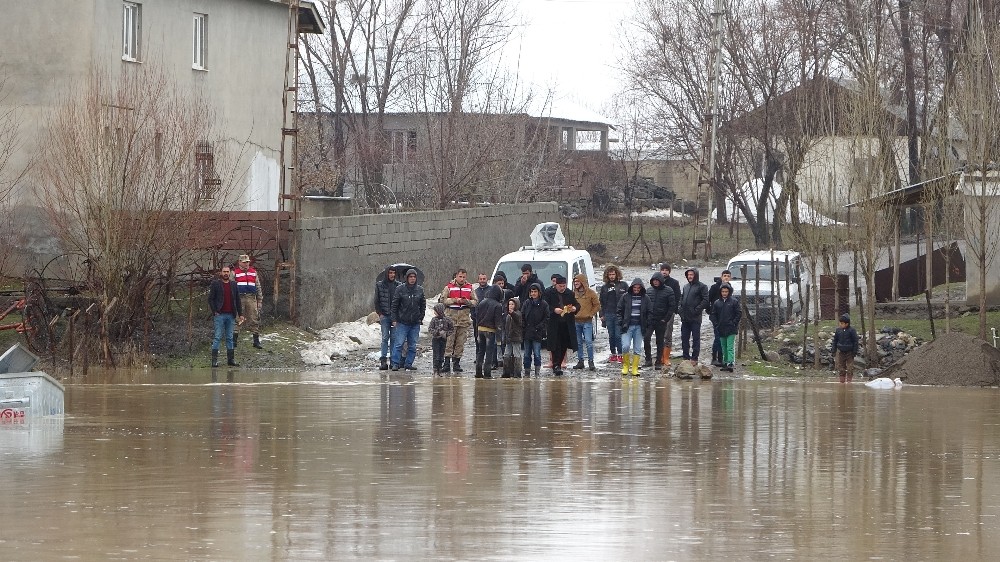 Muş’ta bir köy sel suları altında kaldı 