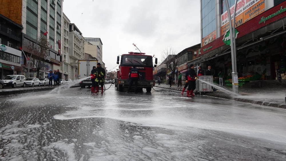 Muş’ta cadde ve sokaklar sabunlu su ile yıkanıyor 