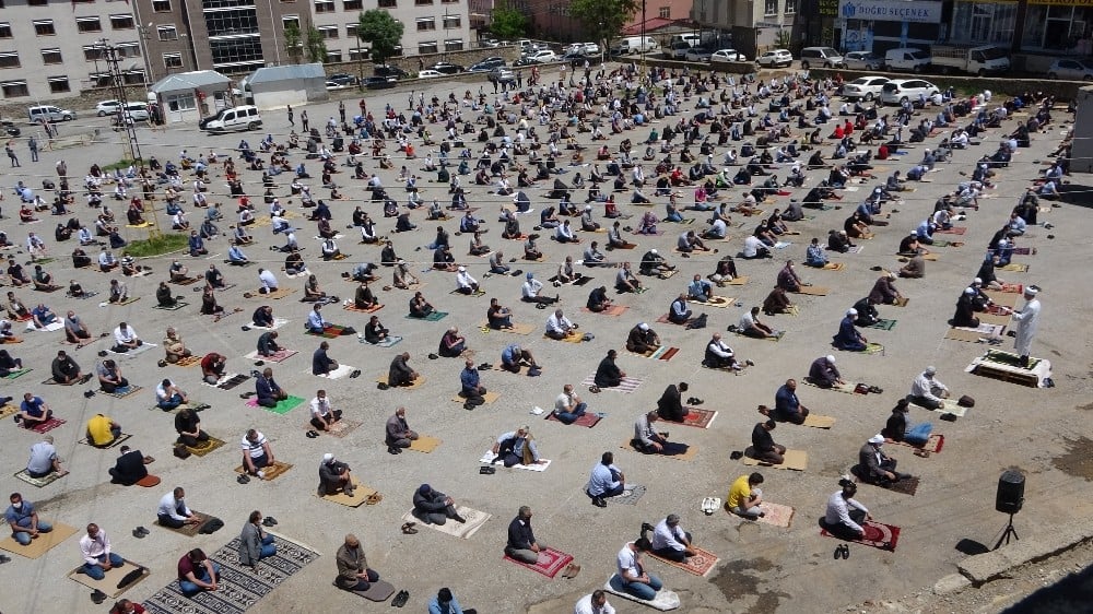 Muş’ta cuma namazı otoparkta eda edildi 